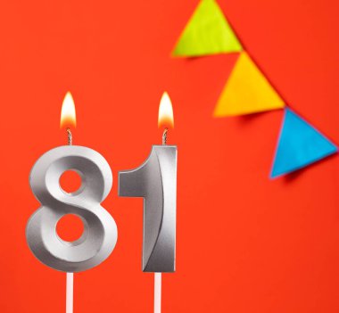 81 numaralı doğum günü mumu - Turuncu arka planda davetiye kartı