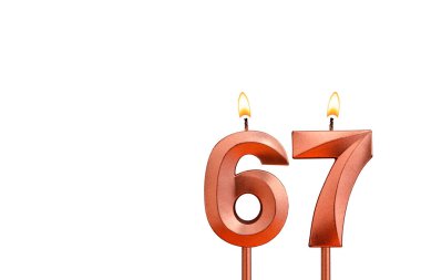 Beyaz arkaplanda 67 numaralı doğum günü mumu.
