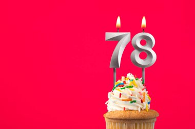 78 numaralı mumu yakmak - Pastalı doğum günü kartı