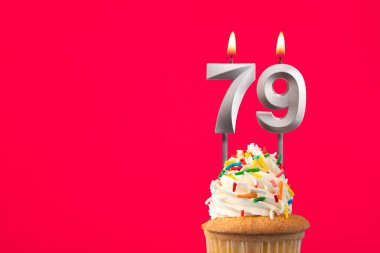 Pastalı yatay doğum günü kartı - 79 numaralı yanan mum