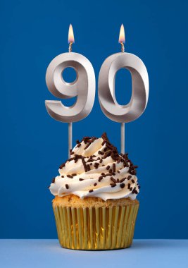 Pastalı dikey doğum günü kartı - Mavi arka planda 90 numaralı mum