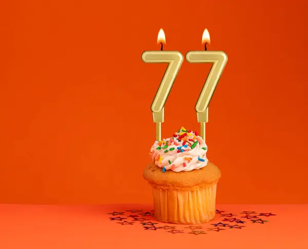 77号蜡烛 橙色背景的生日贺卡设计 — 图库照片