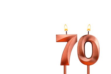 Doğum günü için beyaz arkaplanda 70 numaralı mum yanıyor