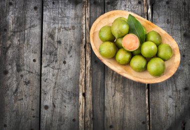 Melicoccus bijugatus meyveleri hamuru ve tohumlarıyla.