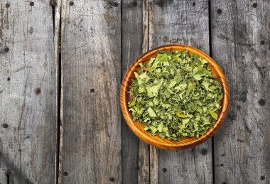 Moringa oleiferanın birçok faydası, vitaminleri, mineralleri ve vücut için birden fazla tıbbi özelliği vardır.