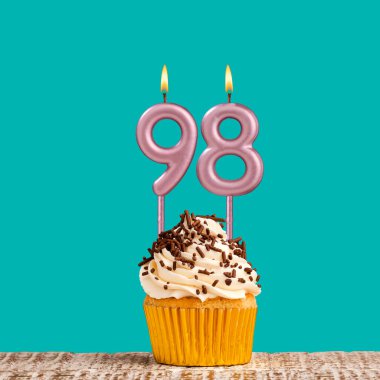 Aquamarine arka planında 98 numara mum olan doğum günü kartı