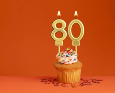 Doğum günü mumu numara 80 - Turuncu arka planlı davetiye