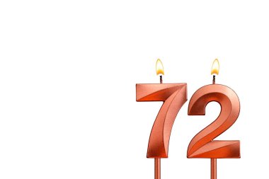 Doğum günü için 72 numaralı yanan mum beyaz arka planda