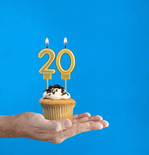 Hand Houden Van Een Cupcake Met Het Nummer Kaars Verjaardag — Stockfoto