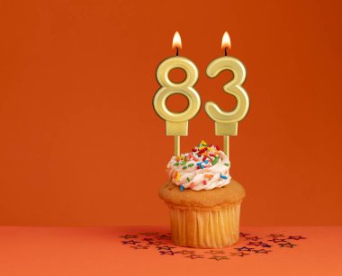 83 numara mum - Turuncu arka planda doğum günü kartı tasarımı