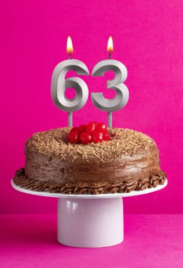 63 numaralı mum - Pembe arka planda çikolatalı pasta