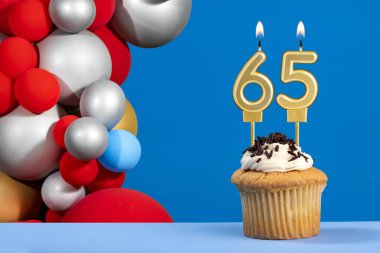 65 numaralı doğum günü mumu - balonlu yıldönümü kartı