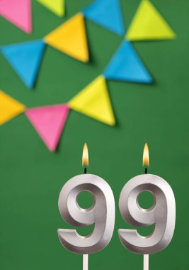 99 numaralı mum- Flama ile yeşil yıldönümü kartı