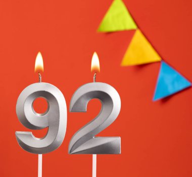 Doğum günü kartı - 92 numaralı mum turuncu arka planda