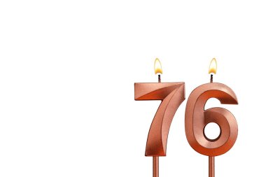 Doğum günü için beyaz arkaplanda 76 numaralı mum yanıyor.