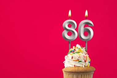 86 numaralı mumu yakmak - Pastalı doğum günü kartı