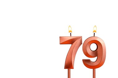 Beyaz arkaplanda 79 numaralı doğum günü mumu.