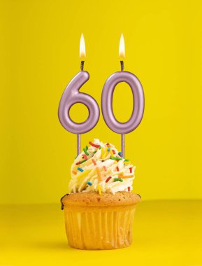 60 numaralı mum - Sarı arkaplanda doğum günü kartı tasarımı