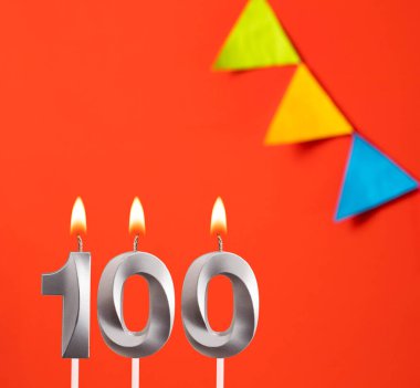 Doğum günü kartı - Turuncu arka planda 100 numara mum