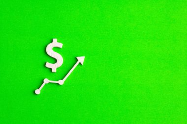 Yeşil arkaplanda oklu dolar simgesi - Bankacılık faiz artırma kavramı