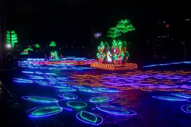 Medellin, Antioquia. Kolombiya - 11 Ocak 2023. Nehir parkı sektörünü parlak ve Noel temalı figürler süslüyor