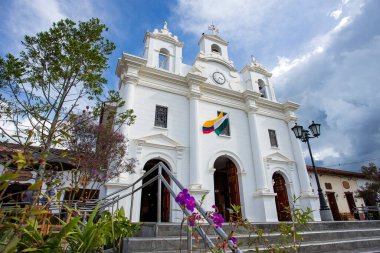 El Retiro, Antioquia - Kolombiya - 11 Ağustos 2023. Bizim Meryem Ana 'mız, klasik Yunan tarzında mimari üzerine inşa edilmiştir.