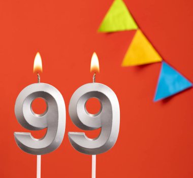 Doğum günü mumu 99 - Turuncu arka planda davetiye kartı