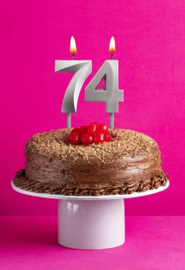 74 numaralı mumlu doğum günü kartı - Pembe arka planda çikolatalı pasta