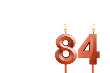 Doğum günü için 84 numaralı yanan mum beyaz arka planda