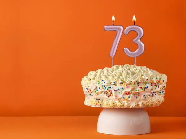 Numaralı Mumlu Doğum Günü Kartı Turuncu Arka Planda Vanilyalı Pasta — Stok fotoğraf