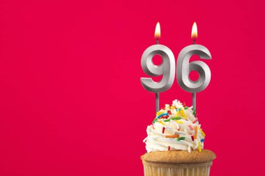 96 numaralı mumu yakmak - Pastalı doğum günü kartı