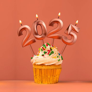 Mutlu yıllar 2025 Yanan numaralar şeklinde mumlar