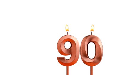 Doğum günü için beyaz arkaplanda 90 numaralı mumu yakıyorum