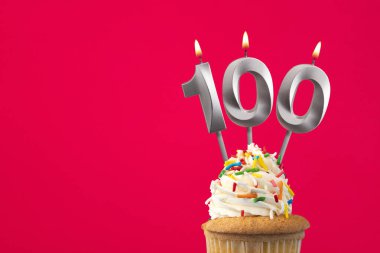 100 numaralı mumu yakmak - Pastalı doğum günü kartı