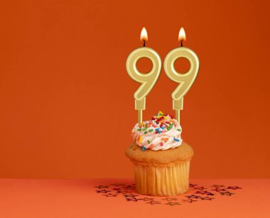 99 numaralı mum - Turuncu arka planda doğum günü kartı tasarımı