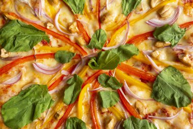 Sebzeli pizza al forno - kırmızı ve sarı paprika, kırmızı soğan, sarımsak, roka, susamlı kaju.