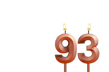Beyaz arka planda 93 numaralı doğum günü mumu.