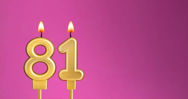 Mor arka planda 81 numaralı mum - doğum günü kartı