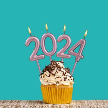Yeni yıl kutlamaları için 2024 numaralı mumlar.