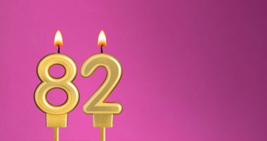 82 numaralı mumlu doğum günü kartı - mor arkaplan