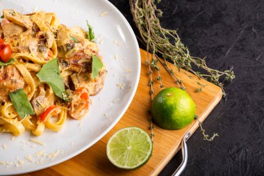 Tütsülenmiş Kömür Tavuklu Limonlu Makarna - Mantar, Kirazlı Domates, Sarımsaklı Tereyağı, Parmesan ve Fesleğen