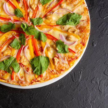 Sebzeli pizza al forno - kırmızı ve sarı paprika, kırmızı soğan, sarımsak, roka, susamlı kaju.