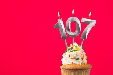 Pastalı yatay doğum günü kartı - 107 numaralı yanan mum