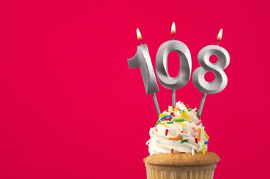 108 numaralı mumu yakmak - Pastalı doğum günü kartı