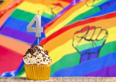 Doğum günü mumu numara 4 - Eşcinsel yürüyüş bayrağı geçmişi
