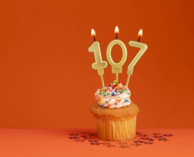 107 numara mum - Turuncu arka planda doğum günü kartı tasarımı