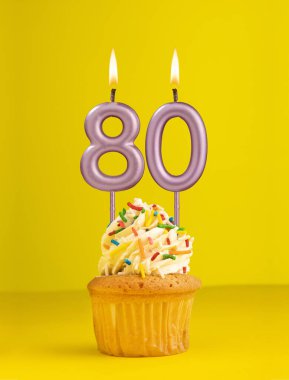 80 numara mum - Sarı arkaplanda doğum günü kartı tasarımı