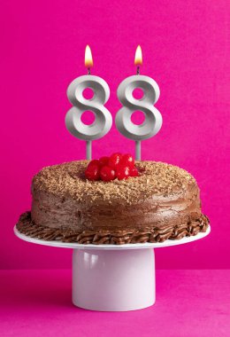 88 numaralı mumlu doğum günü kartı - Pembe arka planda çikolatalı pasta