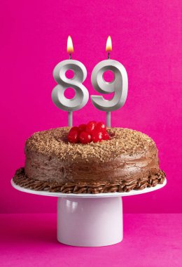 89 numaralı mum - Pembe arka planda çikolatalı pasta