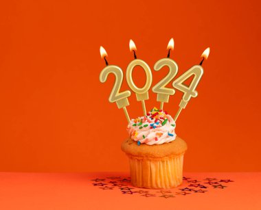 Yeni yıl kutlamaları için 2024 numaralı mumlar.